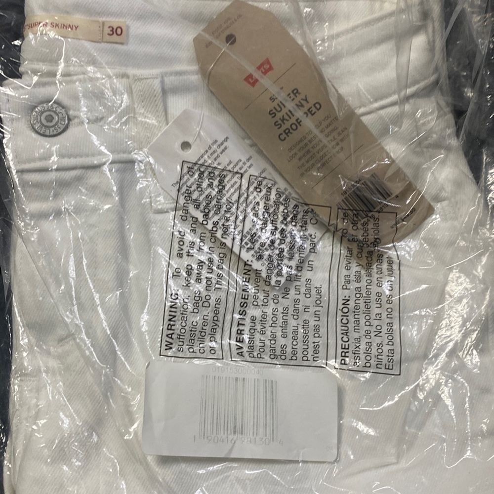 Levi’s 535 Super skinny cropped waist size 30 Jeans/ white